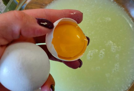 Фото шага рецепта Наливной пирог с капустой и луком на сыворотке 189706 шаг 4  