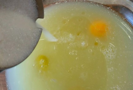 Фото шага рецепта Наливной пирог с капустой и луком на сыворотке 189706 шаг 6  