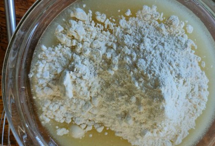 Фото шага рецепта Наливной пирог с капустой и луком на сыворотке 189706 шаг 7  