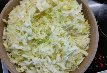 Фото шага рецепта Наливной пирог с капустой 174518 шаг 2  