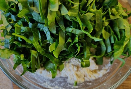 Фото шага рецепта Заливной пирог с творогом и шпинатом 190944 шаг 12