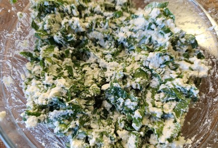 Фото шага рецепта Заливной пирог с творогом и шпинатом 190944 шаг 13