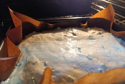 Фото шага рецепта Заливной пирог с творогом и шпинатом 190944 шаг 17