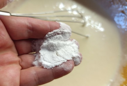 Фото шага рецепта Заливной пирог с творогом и шпинатом 190944 шаг 6