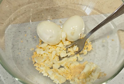 Фото шага рецепта Намазка на хлеб из яиц 190729 шаг 2  