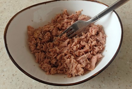 Фото шага рецепта Намазка на хлеб с тунцом 190424 шаг 2  