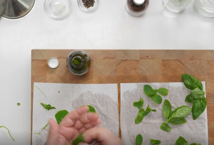 Фото шага рецепта Настойка на мяте и базилике 152684 шаг 3