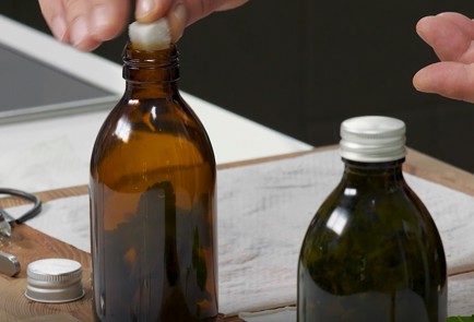 Фото шага рецепта Настойка на мяте и базилике 152684 шаг 6