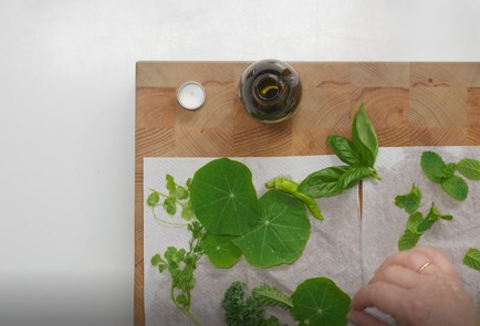 Фото шага рецепта Настойка на настурции базилике и кейле 152683 шаг 1  