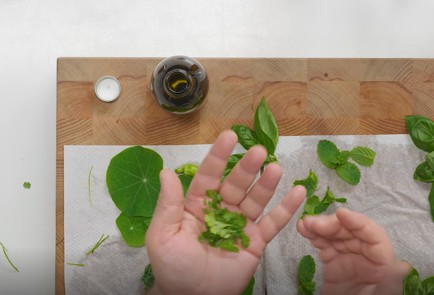 Фото шага рецепта Настойка на настурции базилике и кейле 152683 шаг 3  