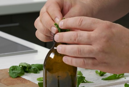 Фото шага рецепта Настойка на настурции базилике и кейле 152683 шаг 5  