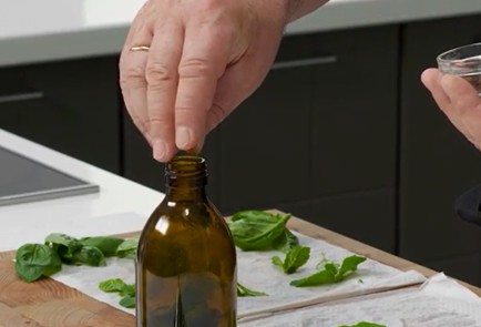 Фото шага рецепта Настойка на настурции базилике и кейле 152683 шаг 8  