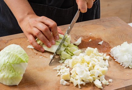 Фото шага рецепта Насыпной пирог с капустой 186763 шаг 2