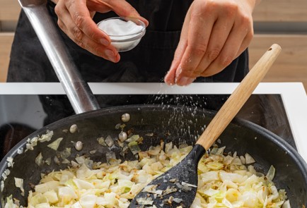 Фото шага рецепта Насыпной пирог с капустой 186763 шаг 5