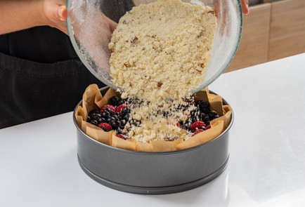 Фото шага рецепта Насыпной пирог с творогом и ягодами 186764 шаг 10  