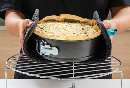 Фото шага рецепта Насыпной пирог с творогом и ягодами 186764 шаг 11  