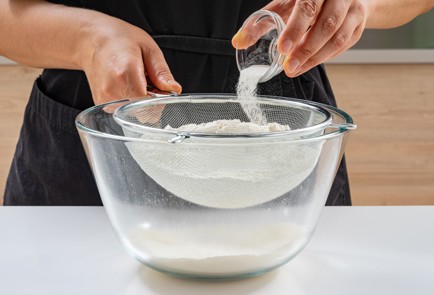 Фото шага рецепта Насыпной пирог с творогом и ягодами 186764 шаг 3  