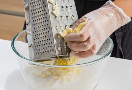 Фото шага рецепта Насыпной пирог с творогом и ягодами 186764 шаг 4  