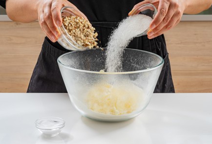 Фото шага рецепта Насыпной пирог с творогом и ягодами 186764 шаг 5  