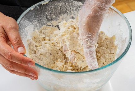 Фото шага рецепта Насыпной пирог с творогом и ягодами 186764 шаг 6  