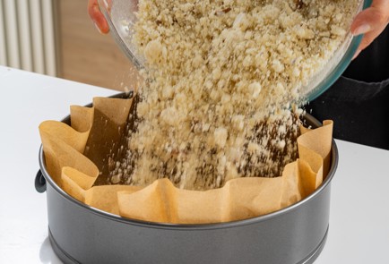 Фото шага рецепта Насыпной пирог с творогом и ягодами 186764 шаг 8  