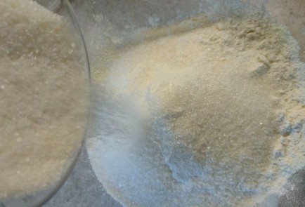 Фото шага рецепта Насыпной творожноягодный пирог 189127 шаг 5