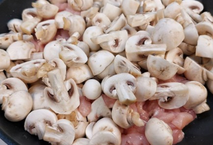 Фото шага рецепта Нежная грибная запеканка с курицей 152261 шаг 4  