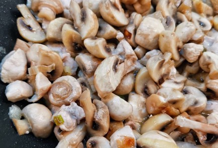 Фото шага рецепта Нежная грибная запеканка с курицей 152261 шаг 5  