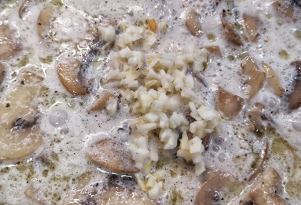 Фото шага рецепта Нежная сливочногрибная паста 153032 шаг 10  