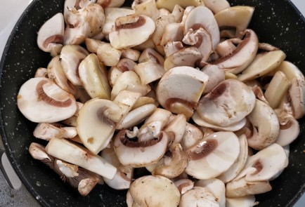 Фото шага рецепта Нежная сливочногрибная паста 153032 шаг 2  