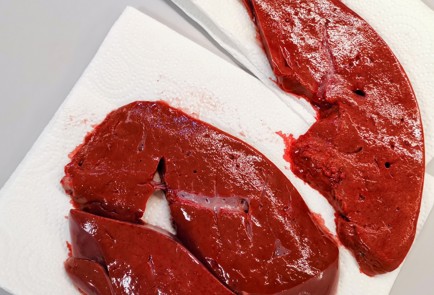 Фото шага рецепта Нежный стейк из телячьей печени 152924 шаг 1  