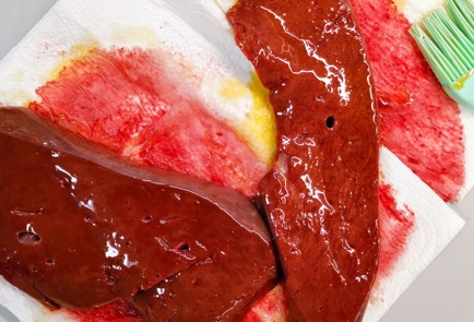 Фото шага рецепта Нежный стейк из телячьей печени 152924 шаг 2  