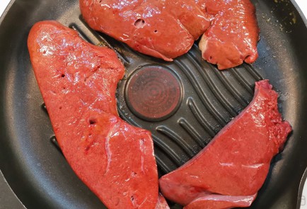 Фото шага рецепта Нежный стейк из телячьей печени 152924 шаг 3  