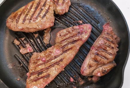 Фото шага рецепта Нежный стейк из телячьей печени 152924 шаг 4  