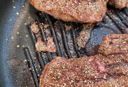 Фото шага рецепта Нежный стейк из телячьей печени 152924 шаг 5  