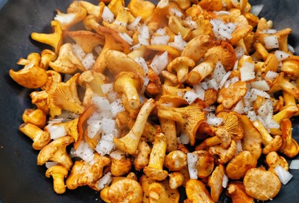 Фото шага рецепта Нежные сливочносырные лисички с вялеными томатами 152647 шаг 4  