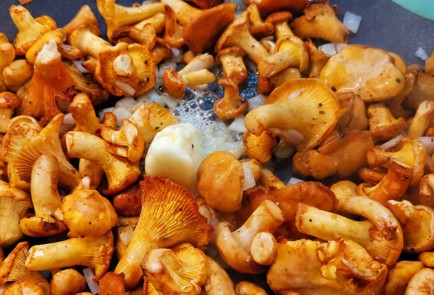 Фото шага рецепта Нежные сливочносырные лисички с вялеными томатами 152647 шаг 5  