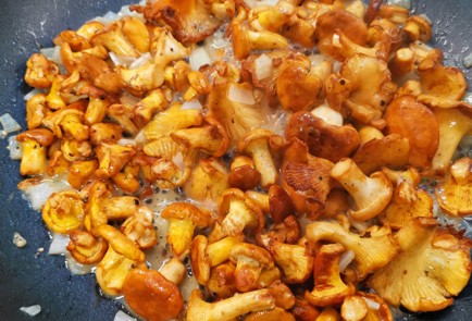 Фото шага рецепта Нежные сливочносырные лисички с вялеными томатами 152647 шаг 6  