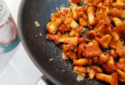 Фото шага рецепта Нежные сливочносырные лисички с вялеными томатами 152647 шаг 7  