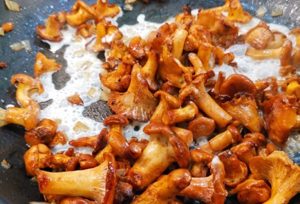 Фото шага рецепта Нежные сливочносырные лисички с вялеными томатами 152647 шаг 8  