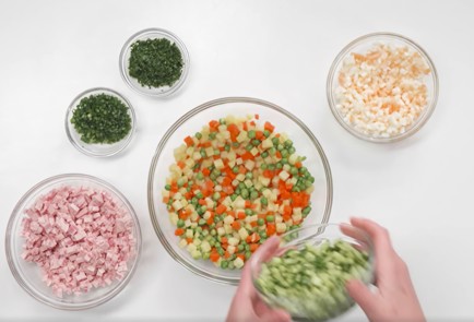 Фото шага рецепта Необычный оливье с колбасой Грандос из индейки 175265 шаг 11  