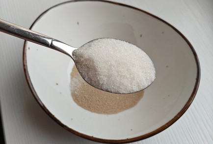 Фото шага рецепта Несладкие булочки с песто и сыром 174852 шаг 1