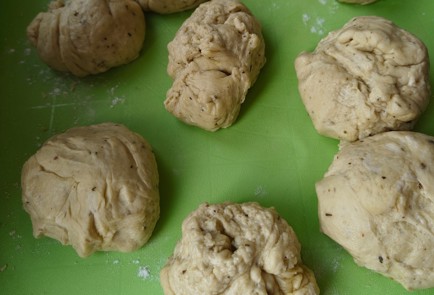 Фото шага рецепта Несладкие булочки с песто и сыром 174852 шаг 8