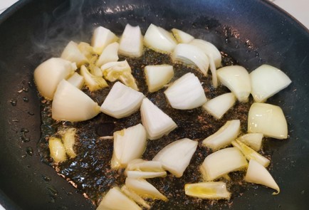 Фото шага рецепта Нежная куриная печень со сметаной 174438 шаг 2  