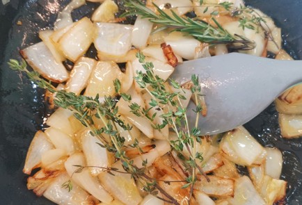 Фото шага рецепта Нежная куриная печень со сметаной 174438 шаг 4  