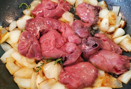 Фото шага рецепта Нежная куриная печень со сметаной 174438 шаг 5  