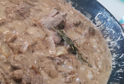 Фото шага рецепта Нежная куриная печень со сметаной 174438 шаг 9  