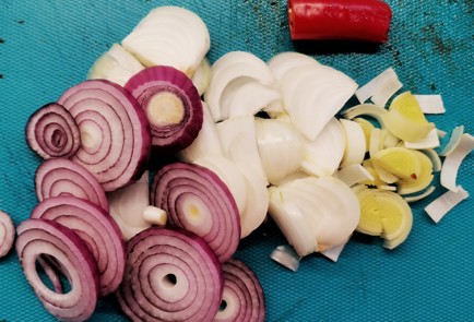 Фото шага рецепта Нежная печень с луком 173359 шаг 1  