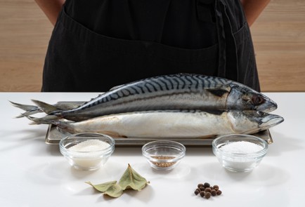 Фото шага рецепта Нежная скумбрия быстрого посола 173982 шаг 1  