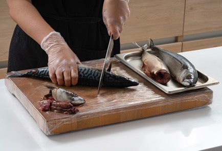 Фото шага рецепта Нежная скумбрия быстрого посола 173982 шаг 2  